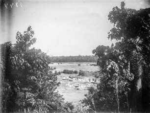 Flusslandschaft : Blick vom Ufer des Aruwimi auf den Fluss und Wasserfälle