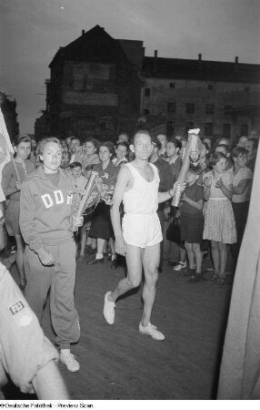 Heiner Braun (rechts) und Inge Utecht (links) beim Tragen der Stafette