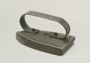 Bügeleisen (Haushalt-Bügeleisen). 1870; Gusseisen : Bügeleisen (Haushalt-Bügeleisen). 1870; Gusseisen. Dresden: Privatsammlung