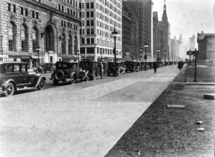 Die Michigan Avenue : Blick auf eine Straße mit Automobilen und Hochhäusern