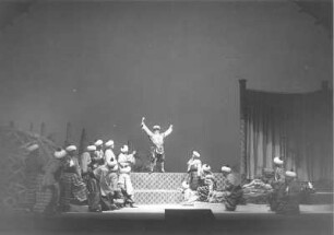 Der Barbier von Bagdad. Oper von Peter Cornelius nach eigenem Libretto. Staatsoper Dresden, Neuinszenierung 17.12.1928 : Szene mit Ivar Andrésen als Barbier (Mitte)