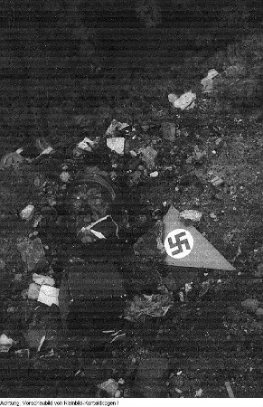 Dresden. Büste Adolf Hitlers im Trümmerschutt, 1946