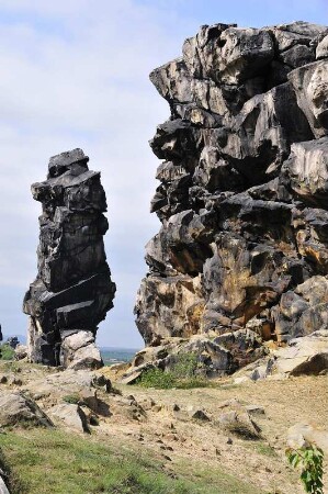 Harzvorland - Teufelsmauer : Zu den sehenswertesten Naturdenkmalen im nördlichen Harzvorland gehört die bis zu zwanzig Meter hohe "Teufelsmauer" bei Weddersleben. Aufgenommen am 12. Mai 2010