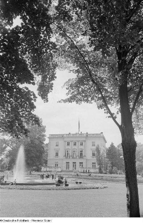 Blick auf das "Weiße Haus" im Park des Ausstellungsgeländes von Markkleeberg