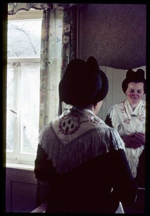 Frau in Peterstäler Tracht