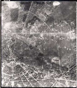 Amerikanische Luftbildaufnahmen von Kriegszerstörungen. Ausrichtung nach Norden (Bildstöreffekt). östliche Innenstadt / Schlossbezirk / Hardtwald