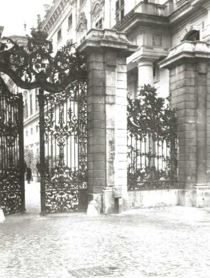 Würzburg. Residenz. Schmiedeeisernes Tor zum Hofgarten