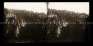 Blick zum Berg Oybin mit Gaststätte und Klosterruine, Oybin