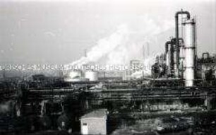 Blick auf das Industriegelände des VEB Leuna-Werke "Walter Ulbricht"
