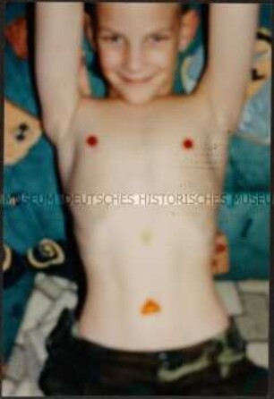 Junge mit nacktem Oberkörper