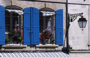 Arles - Altes Wohnhaus mit blauen Fensterläden : Aufgenommen in Arles im Jahre 2001