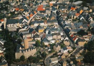 Zschopau. Altstadt mit Schloss Wildeck, Stadtkirche, Rathaus und Langer Straße. Luftbild-Schrägaufnahme von Süden