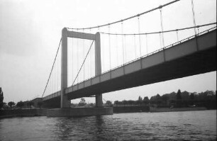 Köln: Pylon der Brücke von unten