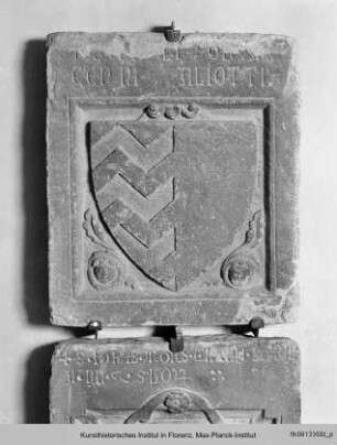 Grabstein der Familie Cenni di Aliotto mit Wappen