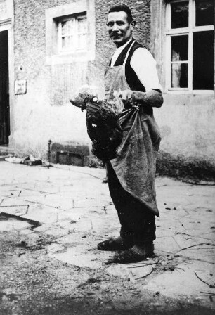 Wilsdruff-Herzogswalde. Dorfmühle, Müller Albin Träbert Albin im Mühlenhof, um 1930, Repro