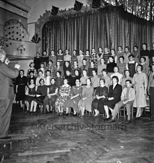 Oldesloer Jugendchor: Hotel Oldesloer Hof: Saal: vor Bühne: Probe für Faschingsveranstaltung: als Dirigent Musikdirektor August König