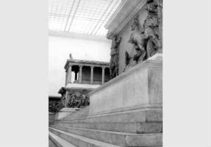 Blick auf den Pergamonaltar im Pergamonmuseum