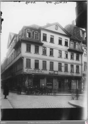 Große Sandgasse 27 / Großer Kornmarkt 20 ("Egenolff-Eck") von der Weißadlergasse aus