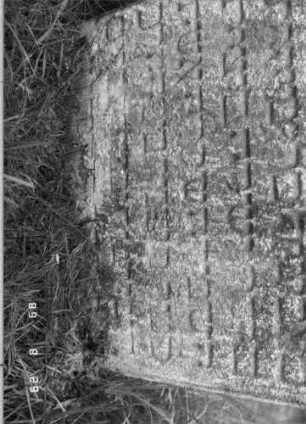 Grabstein 192 (Index: 100107495) Material: heller Sandstein Zustand: stark verwittert, weitgehender Textverlust Maße HxBxT: 64x54x9 cm Beschreibung: Stele mit Korbbogenabschluß: Grabstein 192A