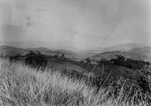Hügellandschaft : Blick in eine hügelige Landschaft bei Lindóia. Im Vordergrund Grasland, im Hintergrund einzelne Baumgruppen auf den Hügel.