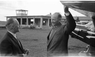 Besuch von Landrat Josef Groß auf dem Flugplatz Karlsruhe-Forchheim.