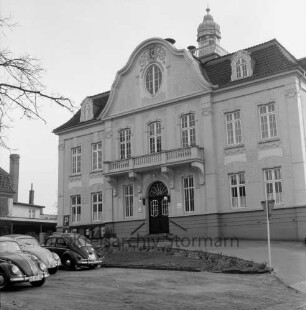 Rathaus: Paul-von-Schoenaich-Straße: Straßenfront mit Haupteingang: davor Auffahrt, Parkplatz, parkende Autos