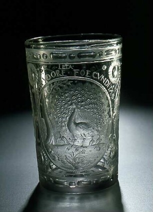 Becher mit drei Emblemen