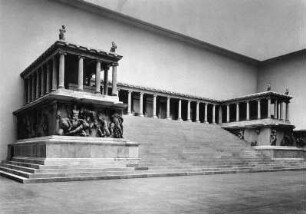 Blick auf den Pergamonaltar im Pergamonmuseum