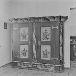 Möbel-Museum : Bautzen. Stadtmuseum. Ausstellungsraum mit Bauernschrank