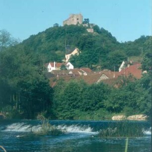 Blick über die Fränkische Saale auf die Ruine der Burg Trimburg (1135)