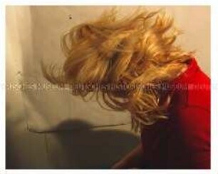 Blondes Mädchen schüttelt kopfüber ihre Haare (Altersgruppe bis 14)