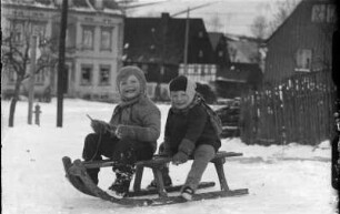 Kinder mit Schlitten am Postberg