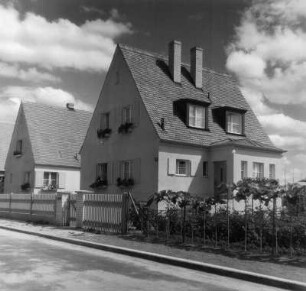 Siedlungen b. Nbg. : Wohnhaussiedlung (um 1935) bei Nürnberg. Straßenansicht von zwei Siedlungshäusen