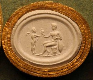 Cupido reicht Äneas einen Helm (Daktyliothek, Zweites Historisches Tausend)
