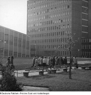 Pädagogische Hochschule; Bau der Sporthalle; Mensa mit Studenten; Innenansicht; Innenhof