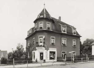 Wohnhaus mit Laden