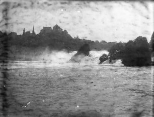 Rheinfall von Schaffhausen : Blick auf den Wasserfall Rheinfall. Im Hintergrund erhebt sich das Schloss Laufen.