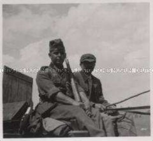 Wehrmachtssoldaten, Russische Bauern fahren für unsere Landser die Bagage.