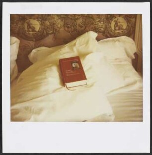 Buch im Bett des Hotels Grand Bretagne in Athen