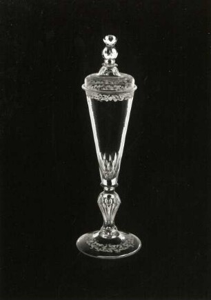 Deckelflöte. Sachsen, wohl um 1730/1740. Glas (farblos), Schliff. Dresden: Kunstgewerbemuseum