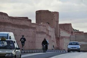 Verkehr an der Mauer : Straßenverkehr an der Stadtmauer von Marrakesch, aufgenommen am 03.11.2008