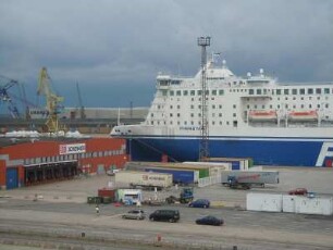 Rostock - Fährschiffterminal : Eine finnische Autofähre liegt am Kai. Aufgenommen am 24. Juli 2010 im Seehafen Rostock