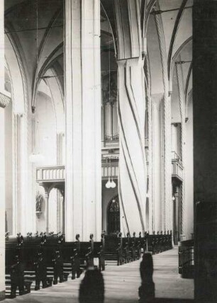 Magdeburg. Sebastianskirche. Blick aus dem nördlichen Seitenschiff ins Mittelschiff zur Orgel