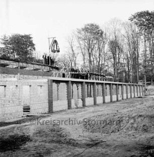 "Opal-Werke" Strumpffabrikation: Margaritoff & Schaffer GmbH: Erweiterungsbau Lagerhalle: in Bau: Richtfest: Rohbau, über Dachstuhl Richtkrone: auf Dachgebälk Handwerker, Ehrengäste, 16. Oktober 1959