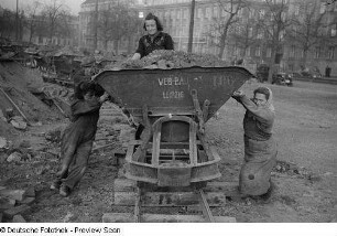 Arbeiter der Abteilung Enttrümmerung des VEB Bau (K)