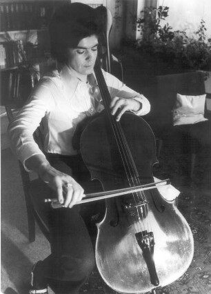 Marburg. Die Cellistin Angelika May in ihrem Wohnhaus bei einer Probe