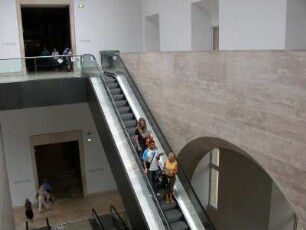 Museum Louvre. Zu den einzelnen Ausstellungskomplexen führen moderne Fahrtreppen