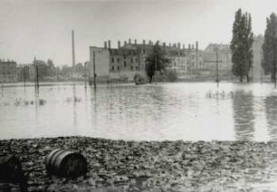 Leipzig-Hochwasser, Angeschwemmtes Holzpflaster am Nikischplatz, 13.7.54, 13:20 Uhr