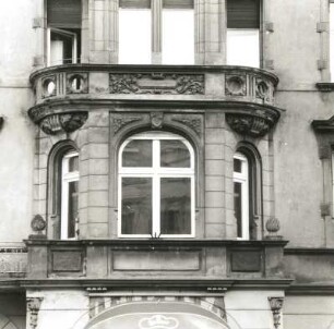Cottbus, Karl-Liebknecht-Straße 18. Wohnhaus mit Laden (um 1900). Risalit (1. OG)