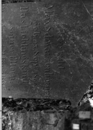 Grabstein 476 (Index: 100093139) Maße HxBxT: 115x58x25 cm Symbolik: Verzierungen Besonderheit: Kindergrab: Grabstein 476B